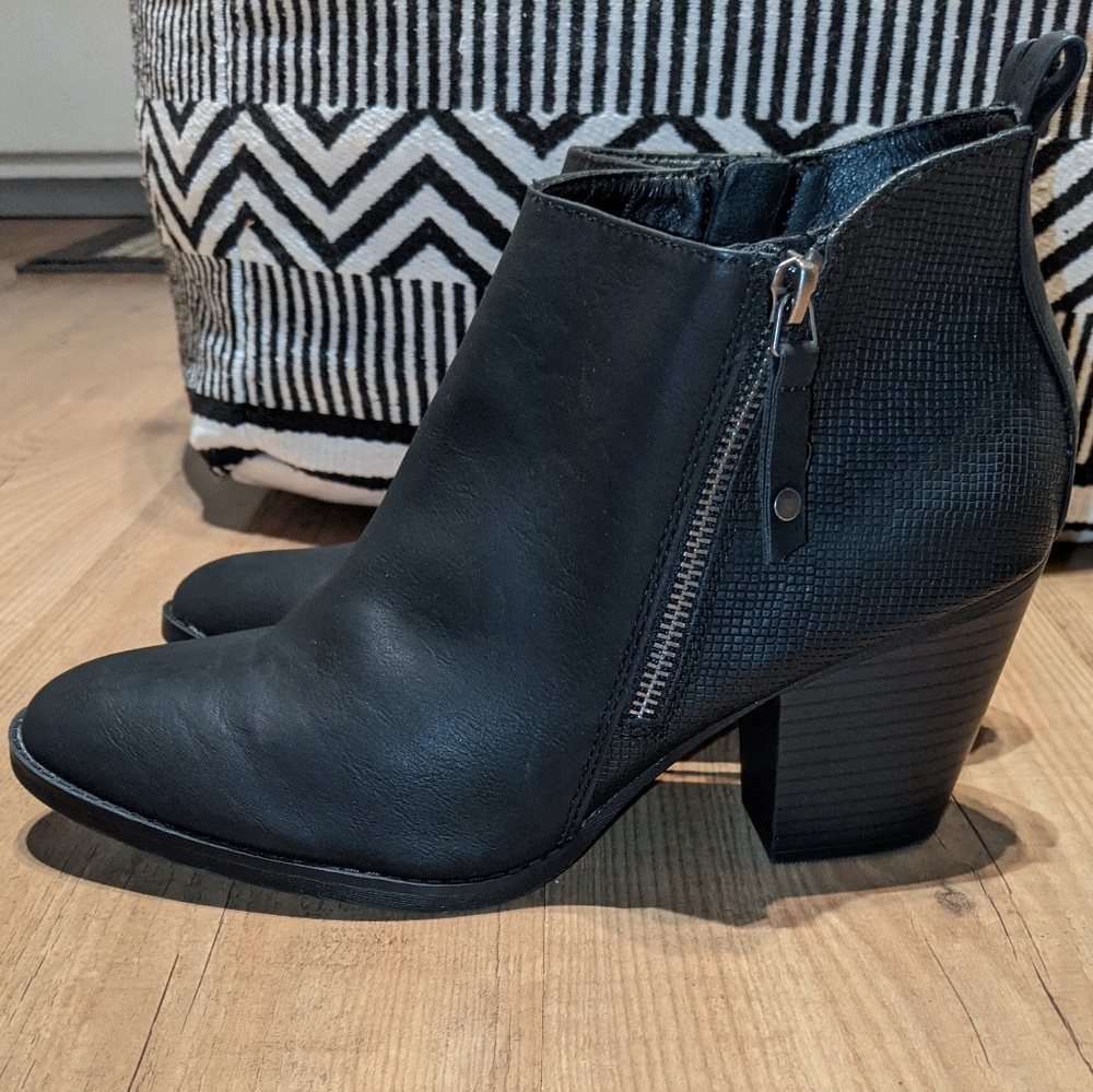 Universal Thread Zipper Ankle Boots 11